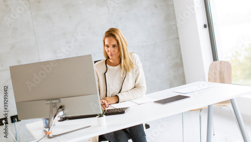 Bbeautiful businesswoman wo...