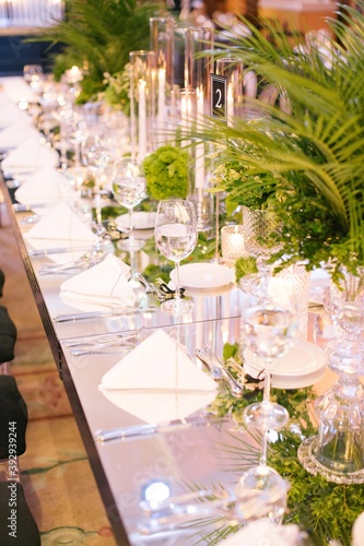 Foto Palm tree leaf wedding table