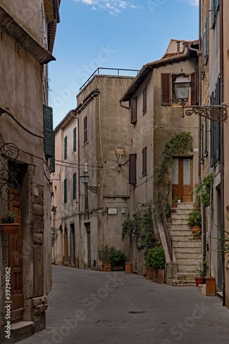 Fototapeta Naklejka Na Ścianę i Meble -  Leere Gasse in der Altstadt von Pitigliano in der Toskana in Italien 