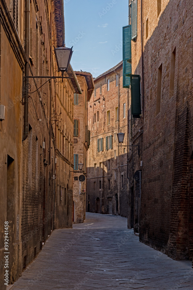 Gasse in der Altstadt von Siena in der Toskana in Italien 