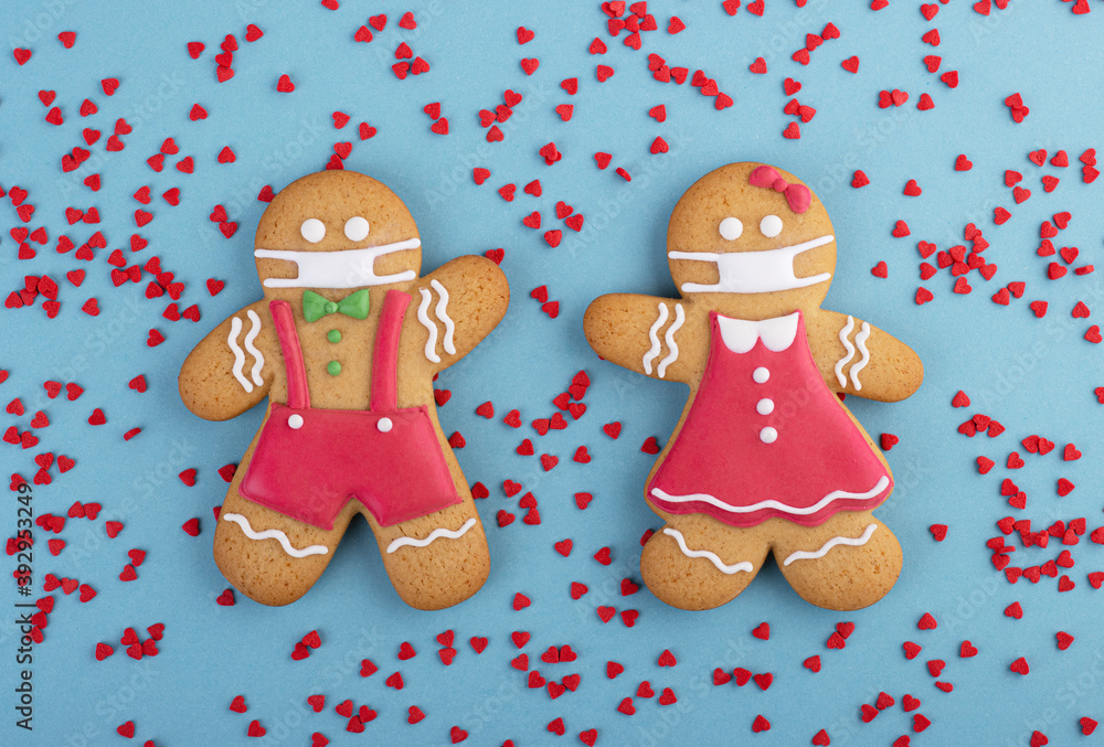 Naklejka premium Gingerbread man with a mask on his face on a blue background