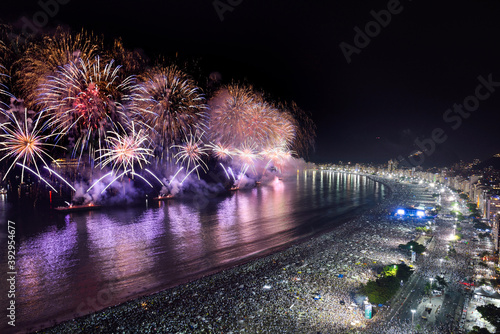 Vista de cima da queima de fogos na festa de Réveillon na Praia de Copacabana   .