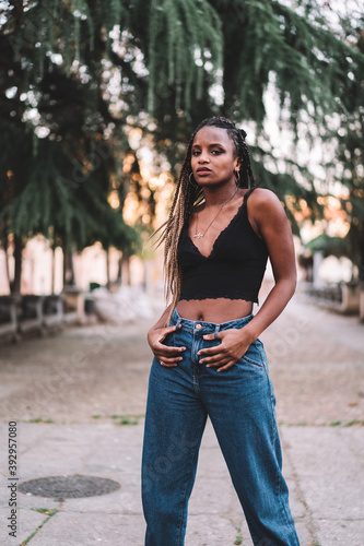 mujer joven urbana