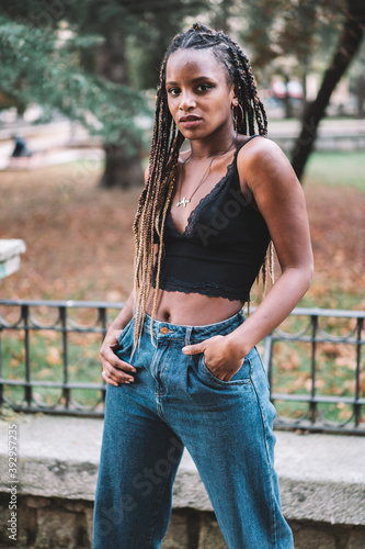 mujer joven urbana