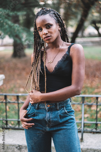 mujer joven urbana