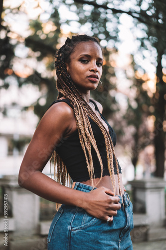 mujer joven urbana