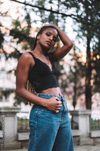mujer joven urbana