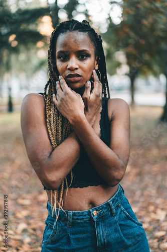 mujer joven urbana