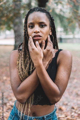 mujer joven urbana
