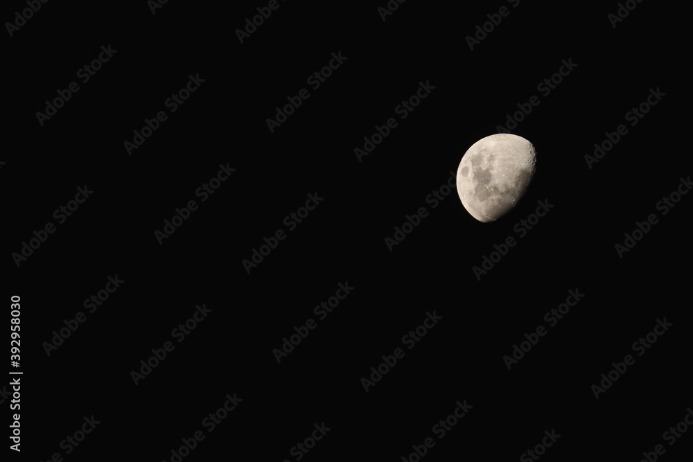 Foto de la luna, en cuarto creciente. Foto de la luna, en cuarto creciente.