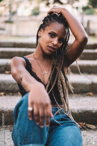 mujer joven urbana