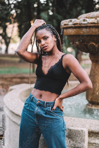 mujer joven urbana
