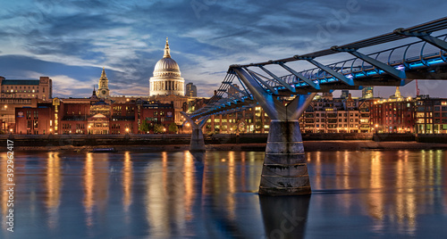 St. Pauls mit der Millenniums Bridge in London