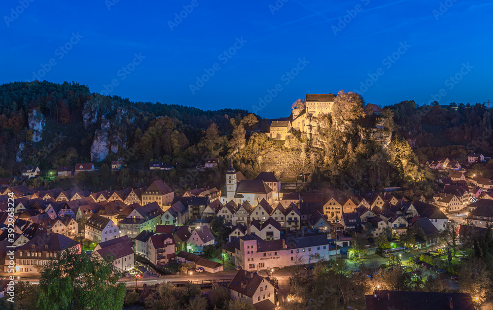 Burg Pottenstein in der blauen Stunde

