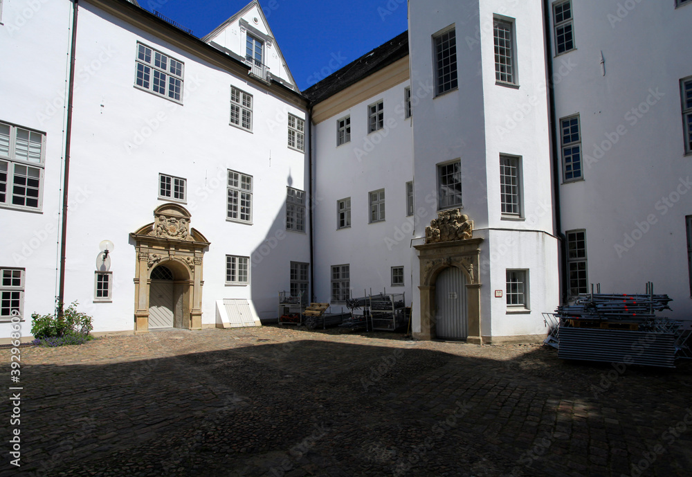 Fototapeta premium Das Schloss Gottorf in Schleswig ist ein 800 Jahre altes Barockschloss. Schleswig, Deutschland, Europa Gottorf Castle in Schleswig is an 800 year old baroque castle. Schleswig, Germany, Europe
