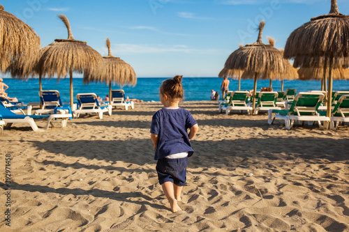 bambino mare