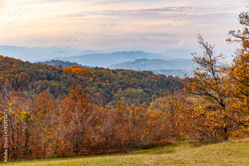 Spettacolare paesaggio con colline italiane durante l autunno con colori saturi