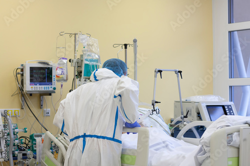 Φωτογραφία The nurse is talking with  a patient who fell ill with a new type of coronavirus covid-19