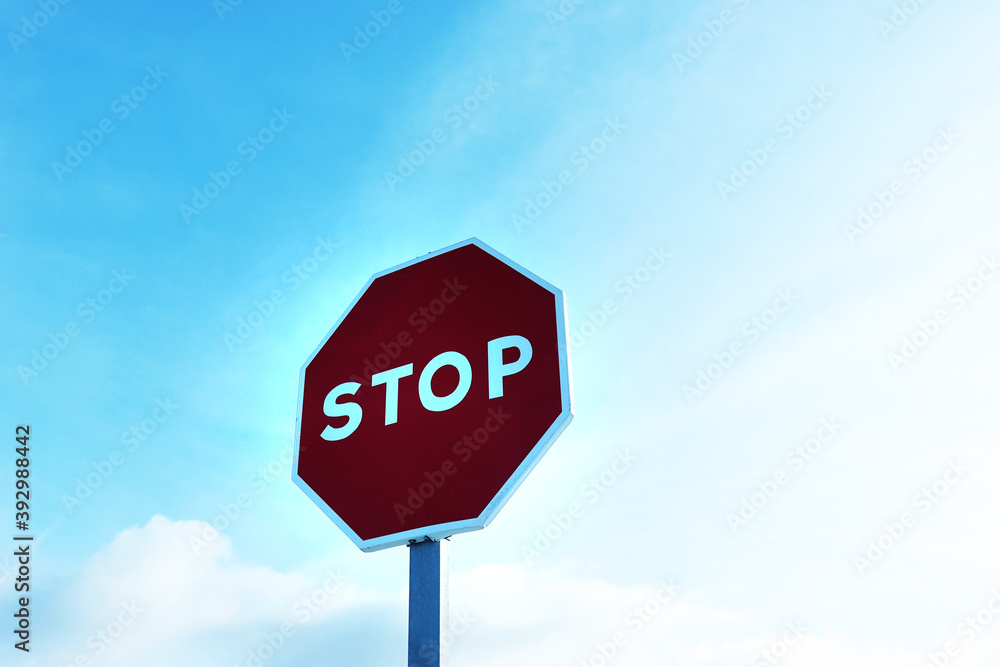 SEÑAL DE STOP SOBRE CIELO AZUL 