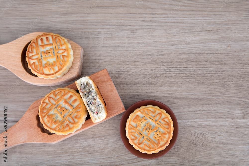 Moon cakes and wooden molds for making moon cakes are placed on the table Moon cakes and wooden molds for making moon cakes are placed on the table