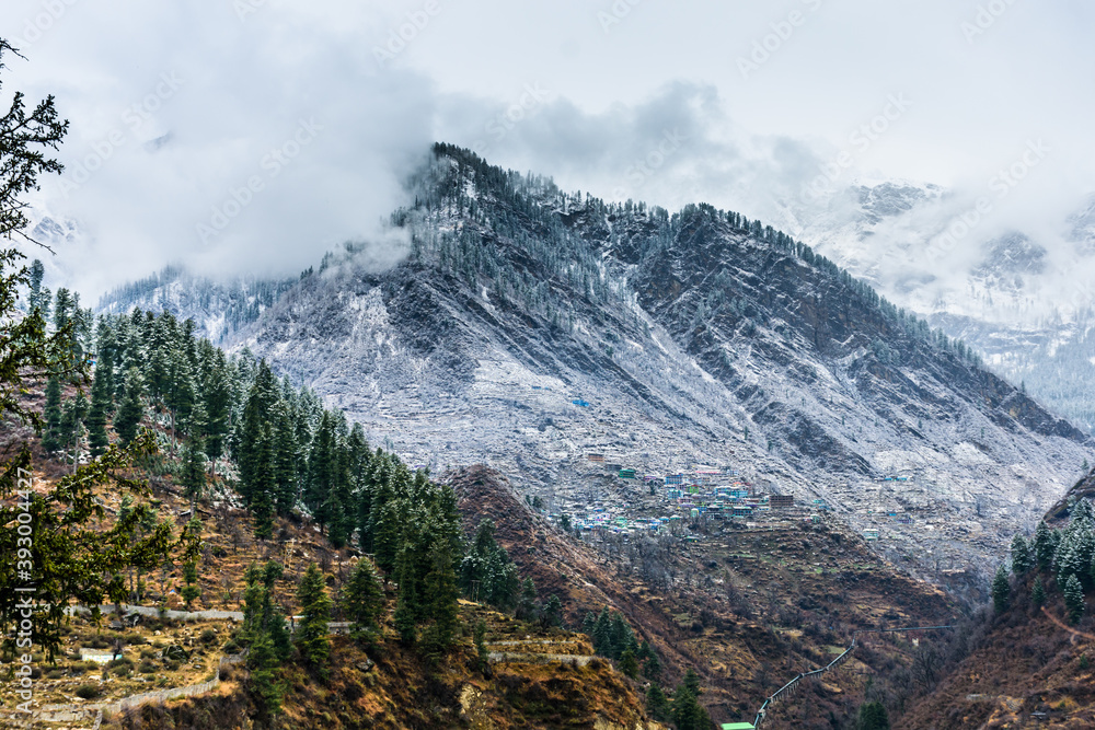 Obraz premium Beautiful winter landscape of Himalayas mountains with snow covered trees in Parvati Valley, Himachal Pradesh.
