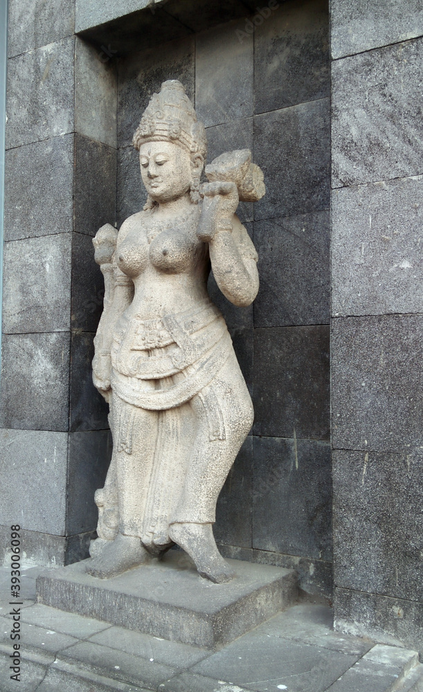 stone statue of woman which is displayed as decoration at the gate of the house