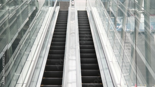 Fototapeta Naklejka Na Ścianę i Meble -  escalator in a station
