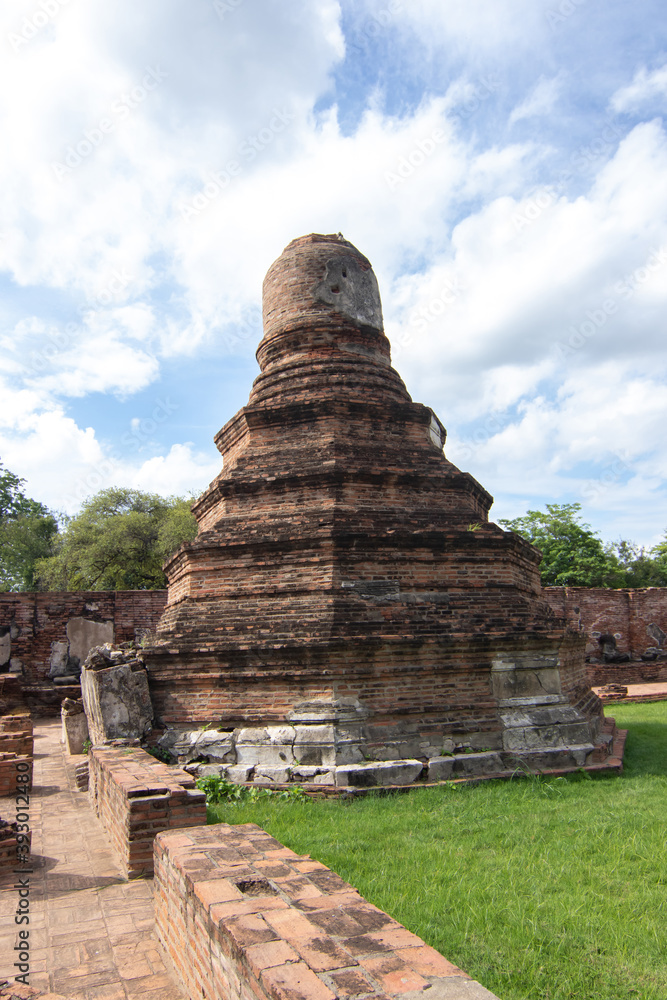 Wat Mahathat (Phra Nakhon Si Ayutthaya Province) Old temple ruins and ancient ruins are important archaeological sites of Thailand.
