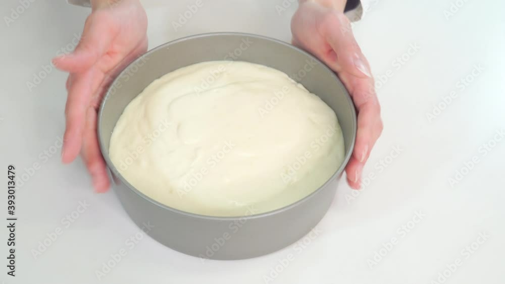 ホールケーキを軽く落として空気を抜く作業 ホールケーキを軽く落として空気を抜く作業