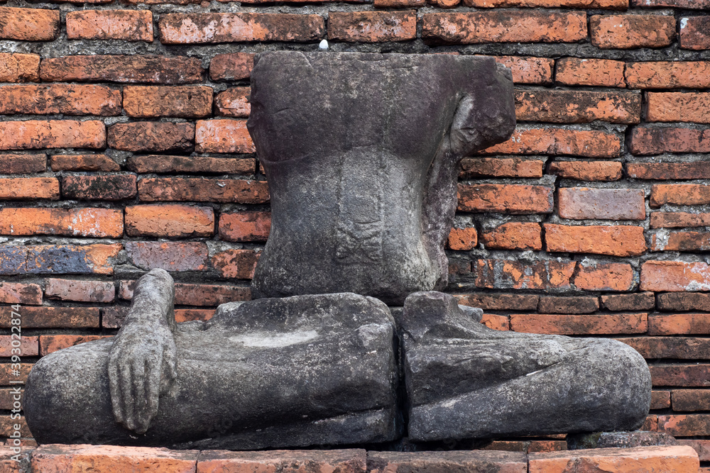 The remains of ancient Buddha images and archaeological sites are important archaeological sites of Thailand, namely Wat Mahathat (Phra Nakhon Si Ayutthaya Province).