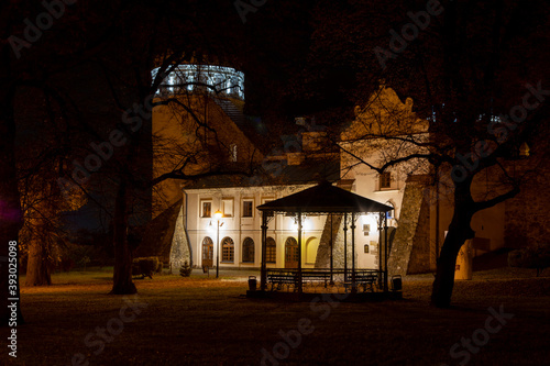 Zamek nocą w mieście Przemyśl w Polsce