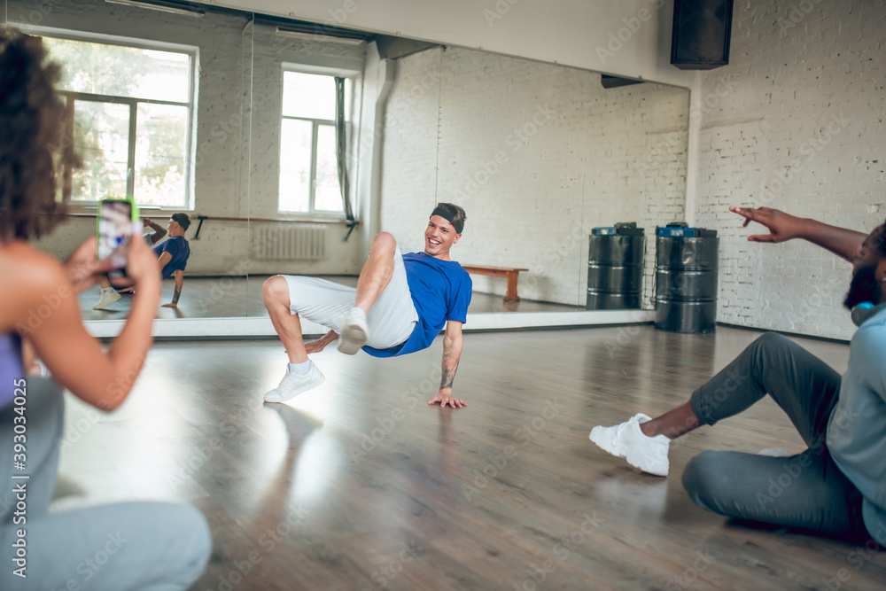 Obraz premium Trainer teaches his students to do a breaking choreography