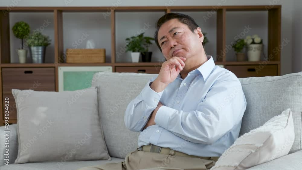 しかめっ面で考える中年男性 しかめっ面で考える中年男性