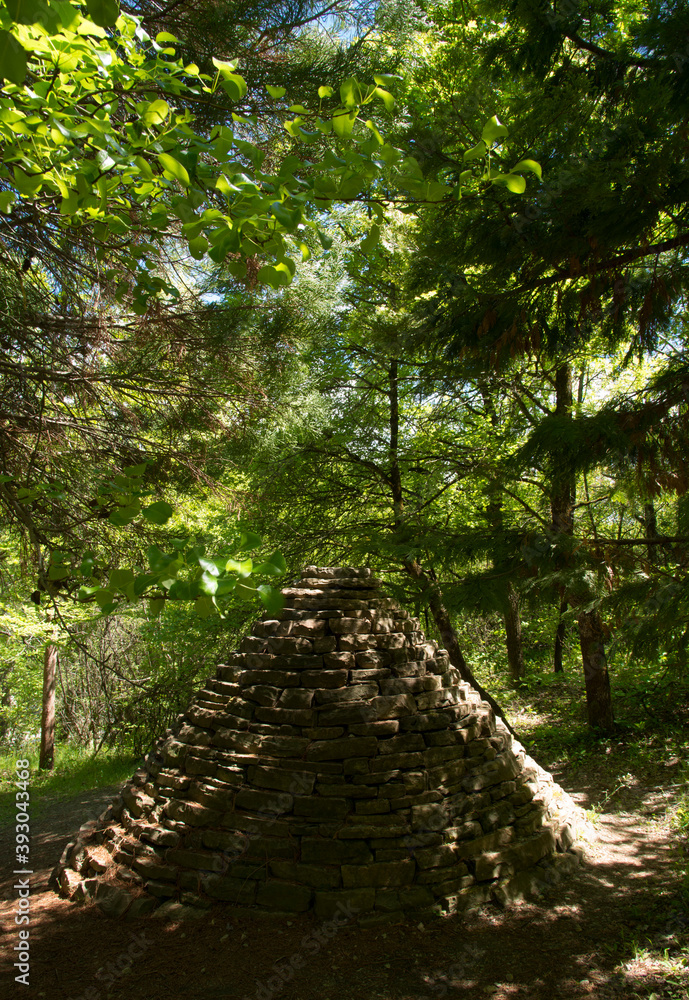 Fototapeta premium Pyramide en pierre à Digne, France