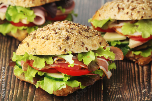 Sandwiches with whole grain bread, ham and vegetables