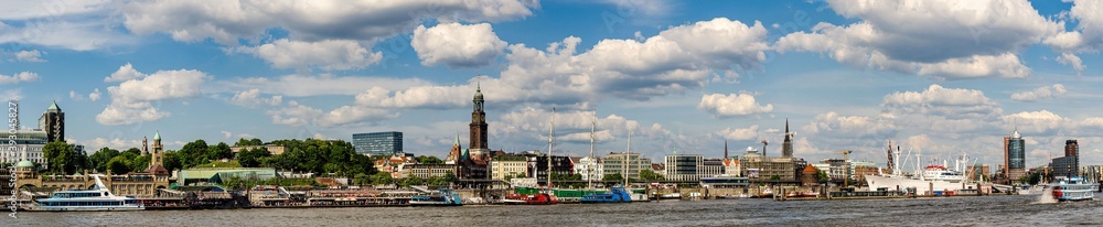 Panorama Hafen Hamburg mit Landungsbrücken