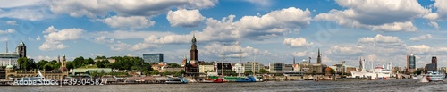 Panorama Hafen Hamburg mit Landungsbr  cken