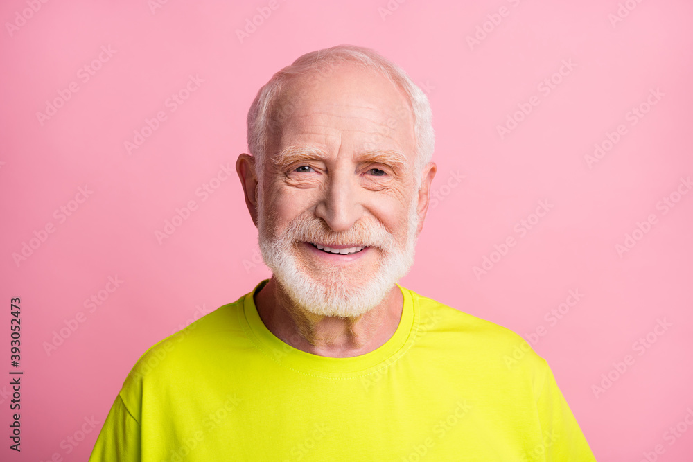 Obraz premium Close up photo of delighted aged person smile look camera wear lime isolated on pink color background