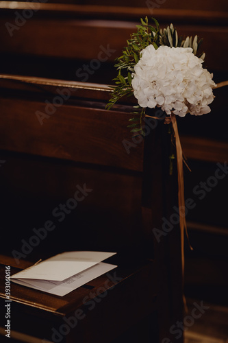 Décoration des bancs de l'église pour le mariage photo