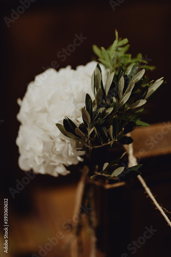 Décoration des bancs de l'église pour le mariage photo