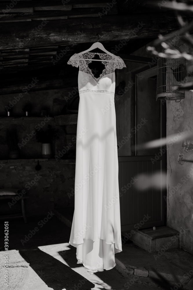 Robe de mariée suspendu en noir et blanc