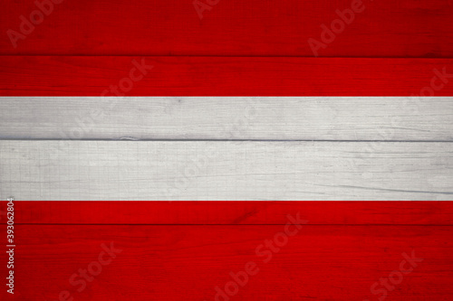 Flagge der Republik Österreich auf einem hölzernen Hintergrund