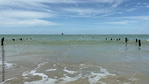 bateau ou voilier qui avance sur la mer