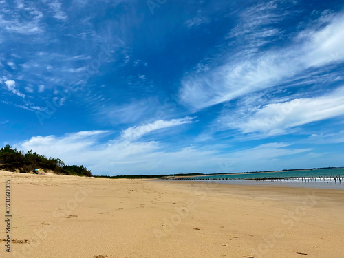 Fototapeta Naklejka Na Ścianę i Meble -  plage en vue perspective 