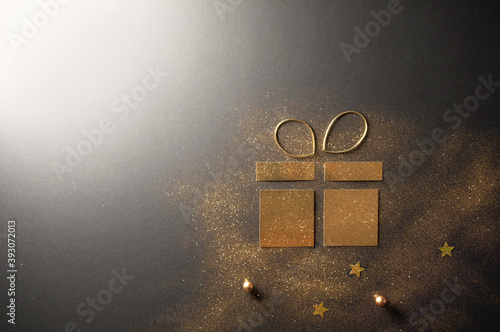 Gold card gift box icon