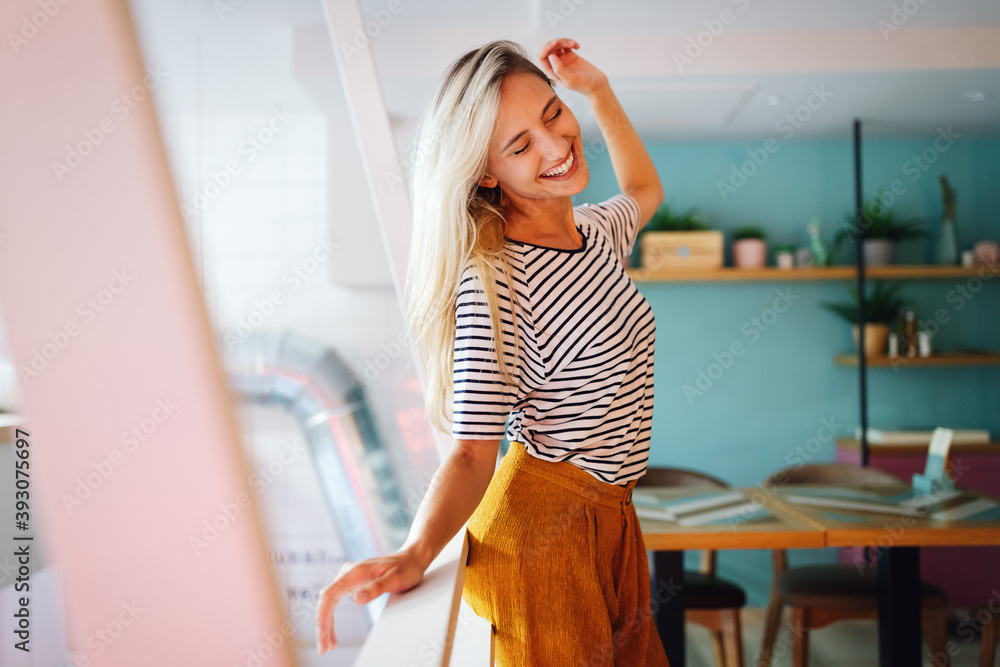 Portrait of beautiful young happy woman smiling and having fun - obrazy, fototapety, plakaty 