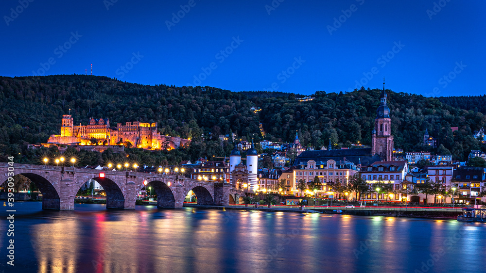 Obraz premium Old Bridge, Neckar, with castle of Heidelberg by night.