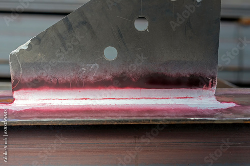 Fotografía Dye penetrant inspection (DP), liquid penetrate inspection (LPI) or penetrant testing (PT) to carbon steel welds