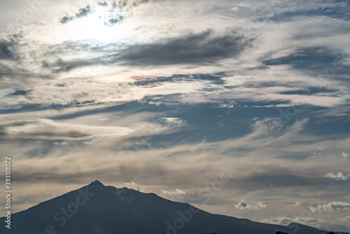 岩木山にかかる雲と太陽の光