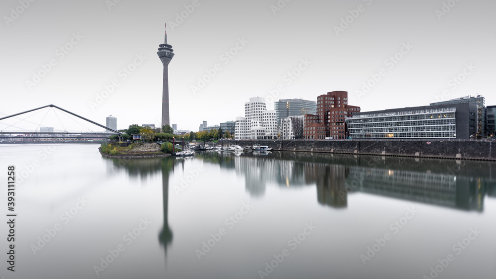 Medienhafen mit Fernsehturm und Spiegelung in Düsseldorf